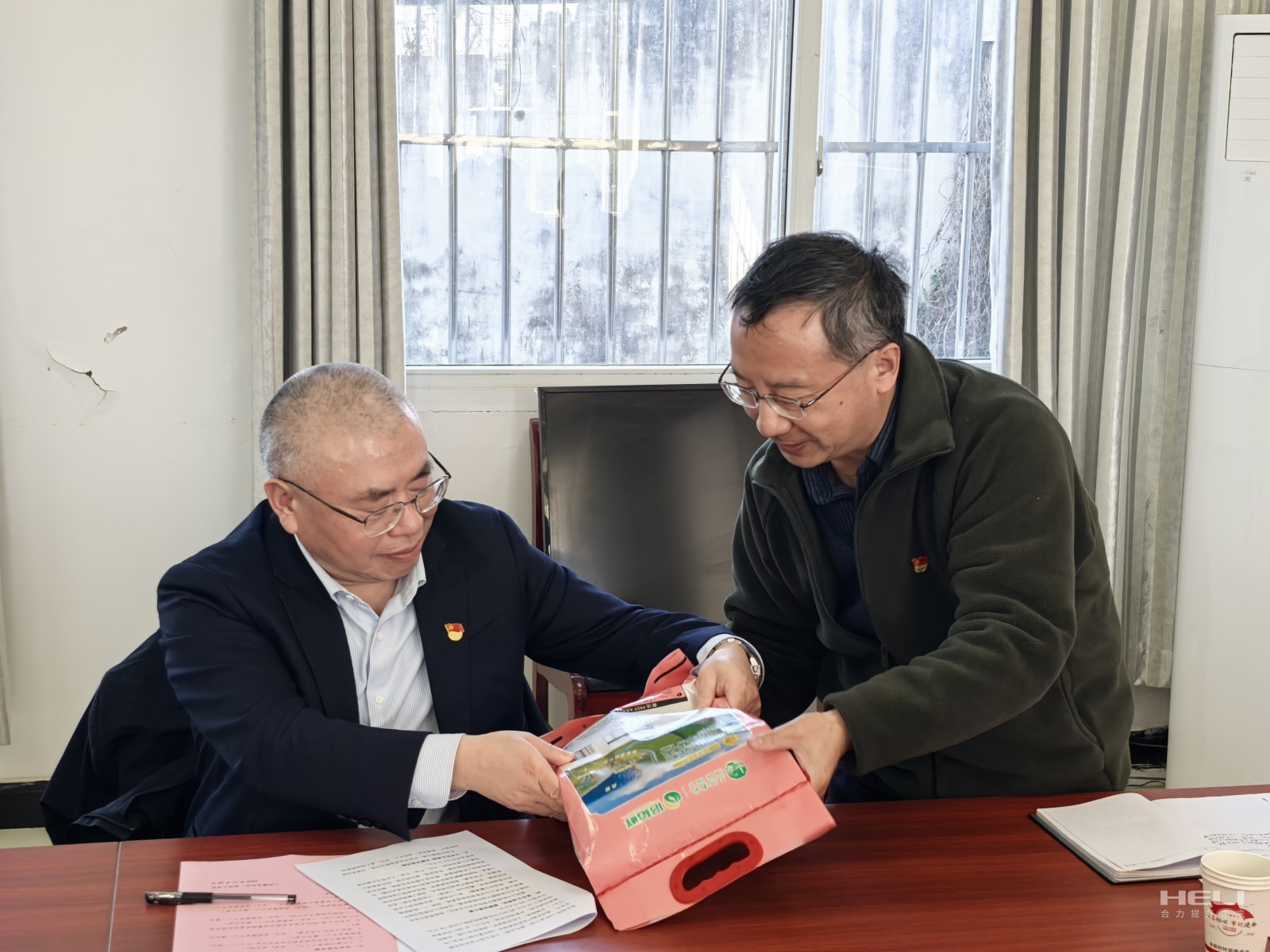 楊安國聽取駐村干部介紹消費幫扶生態(tài)稻米.jpg