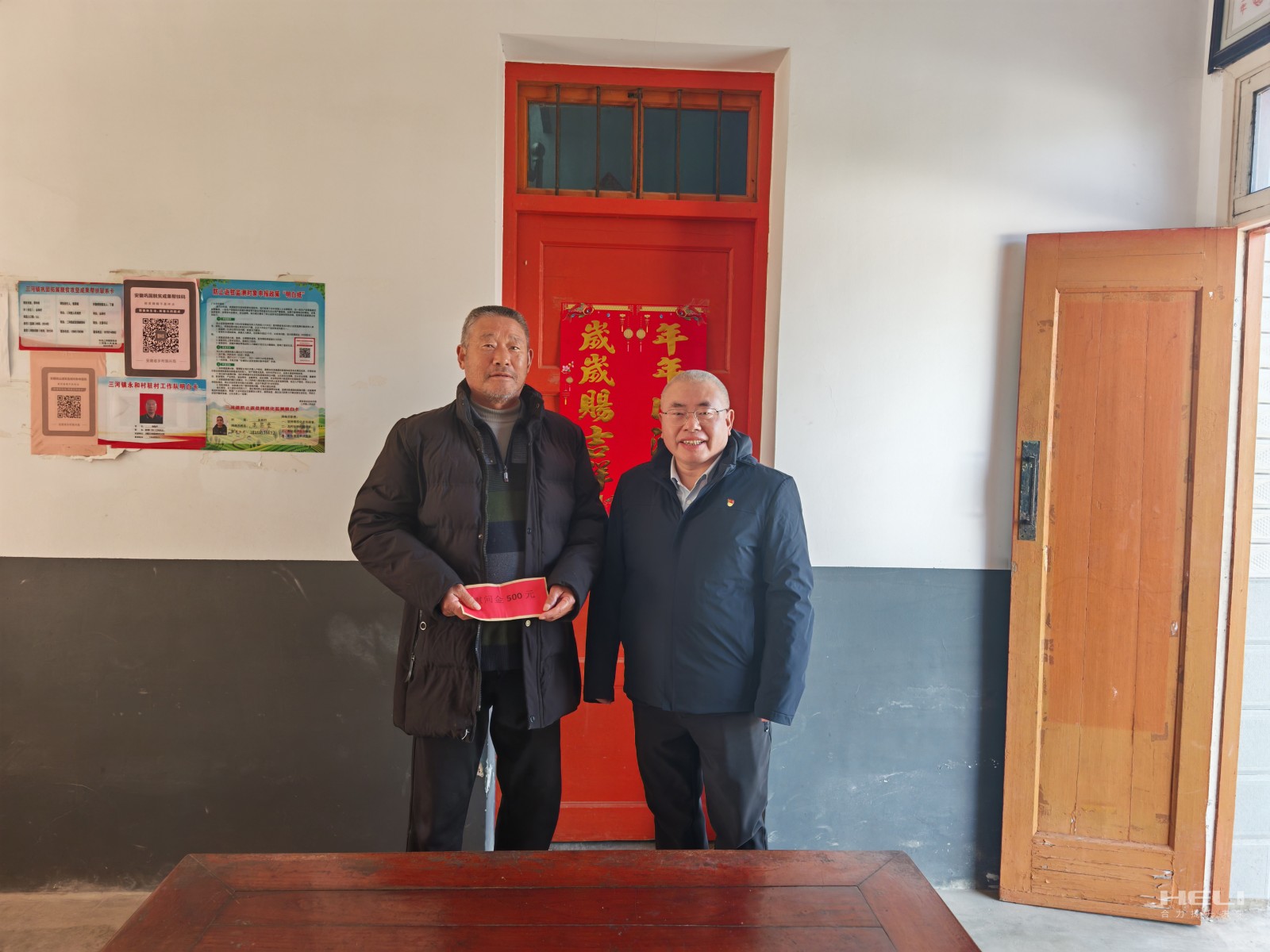 楊安國現(xiàn)場慰問脫貧戶.jpg